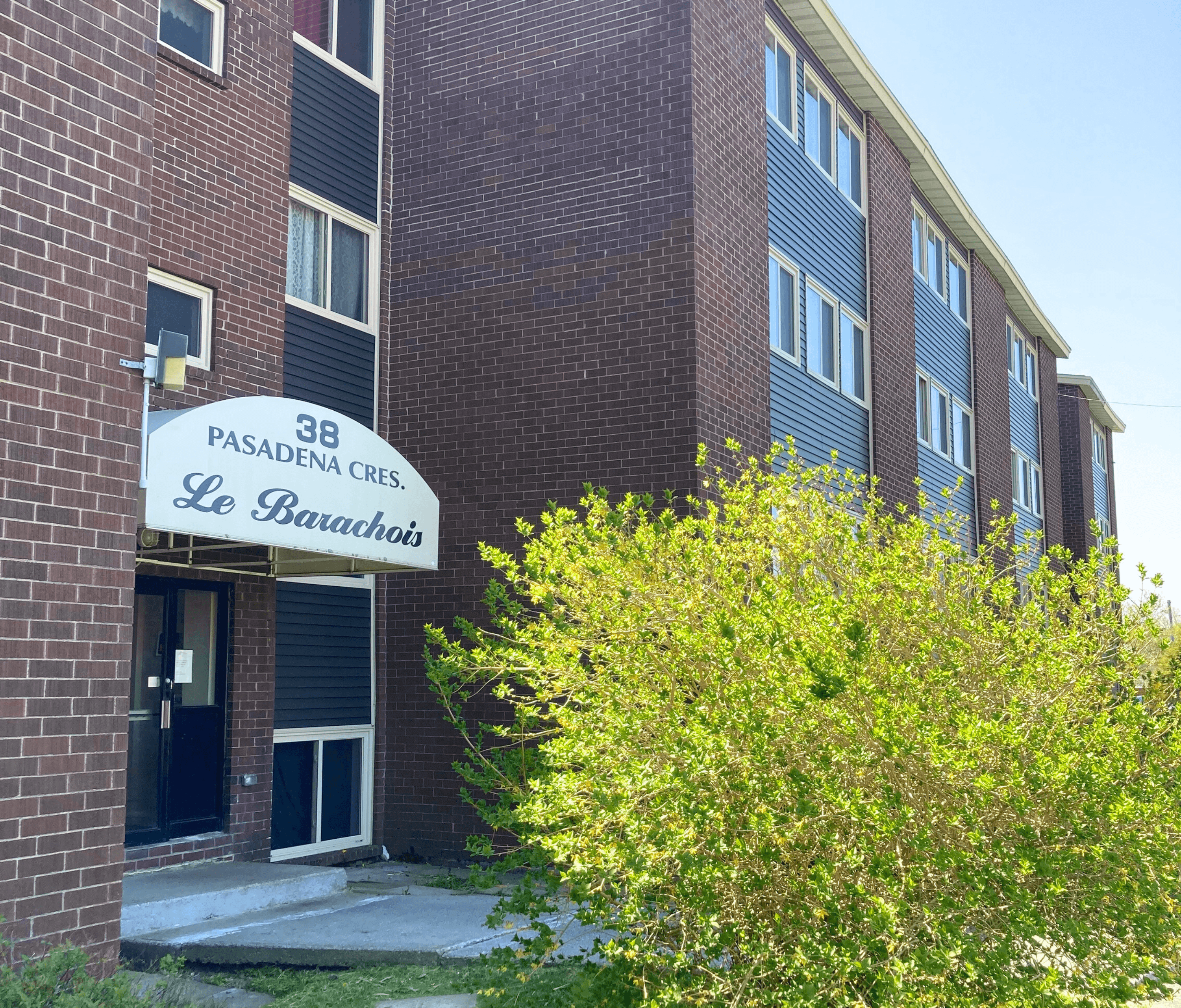 A building with a sign that says Le Sauchois.
